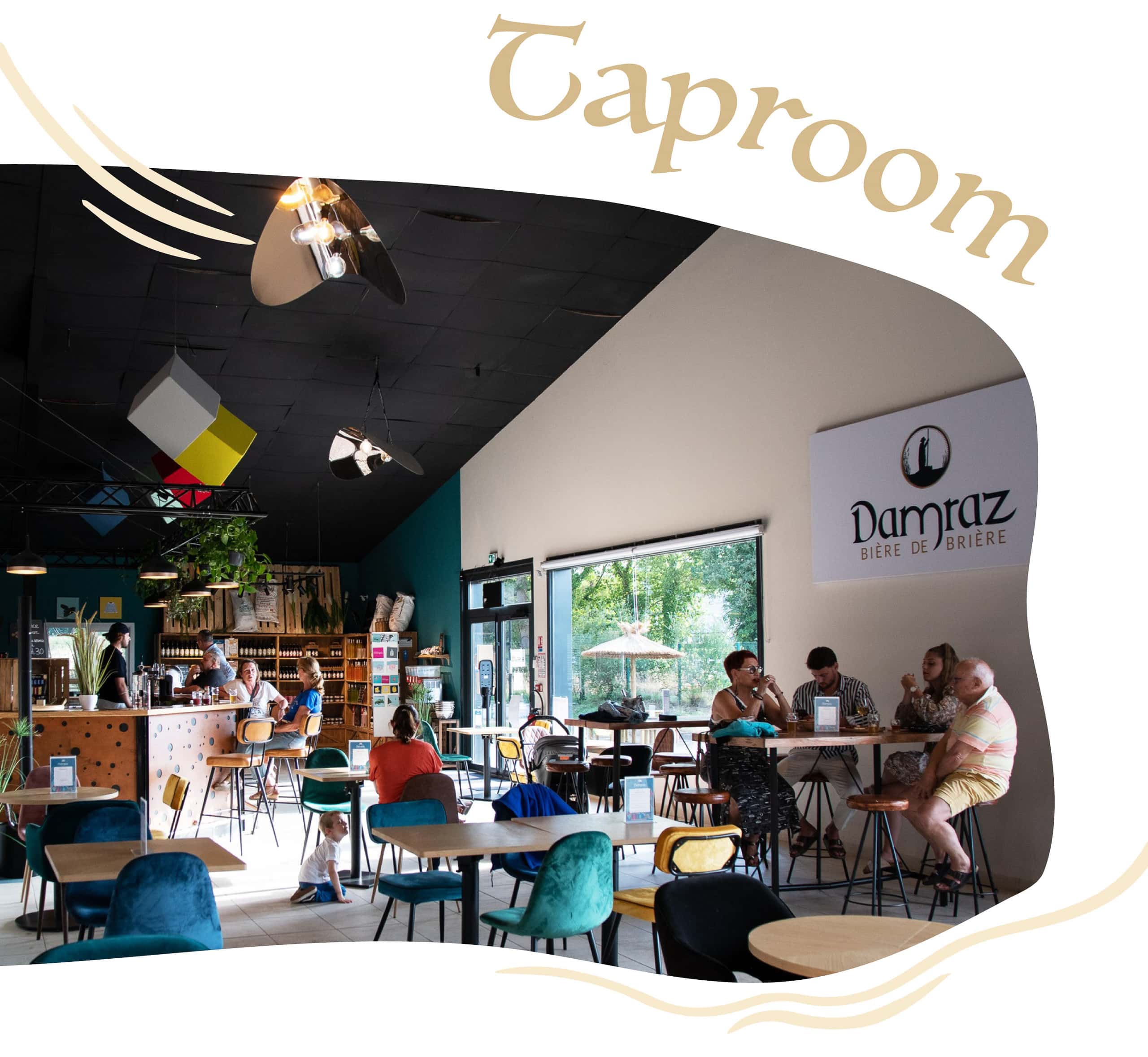 Forme organique contenant une photo de la taproom de Damraz avec le mot Taproom en haut longeant la forme.