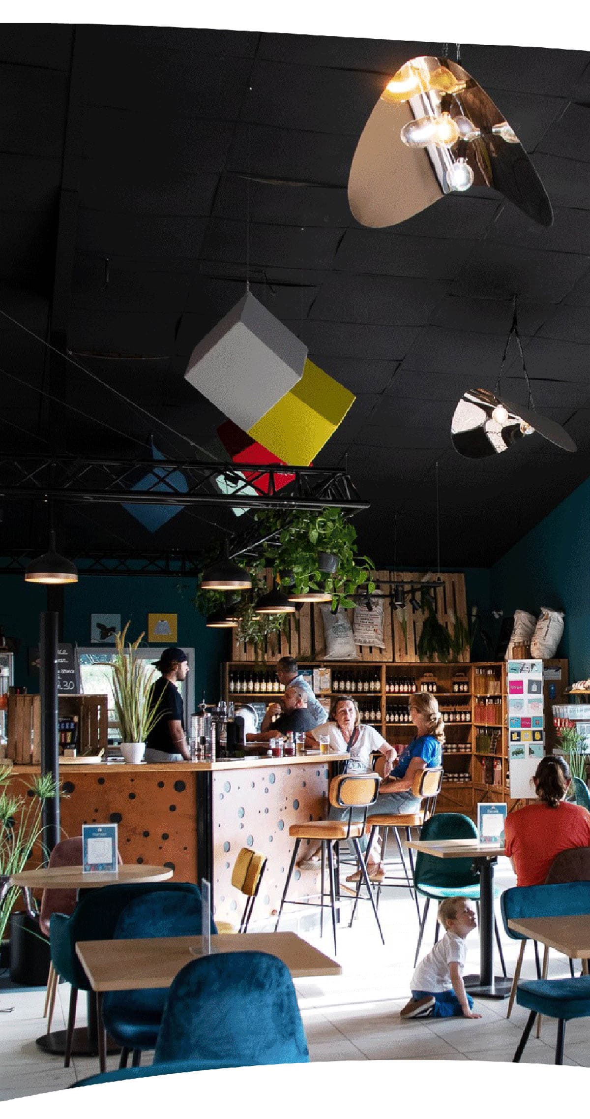 Forme organique contenant une photo de la taproom de Damraz.